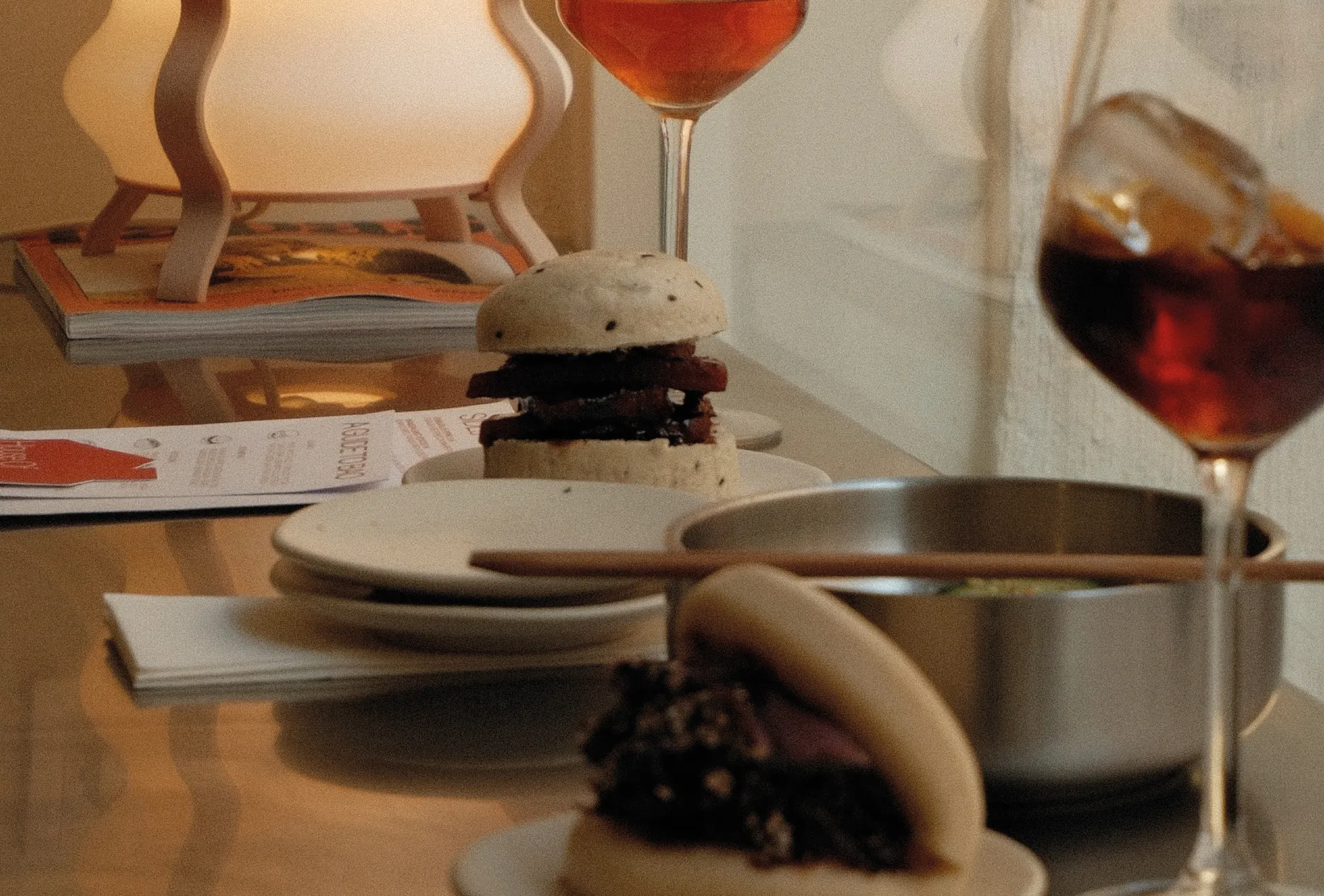 Mesa con baos, vino y ambiente de Baovan