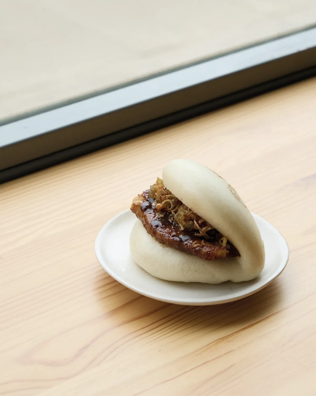 Bao relleno sobre una mesa de madera