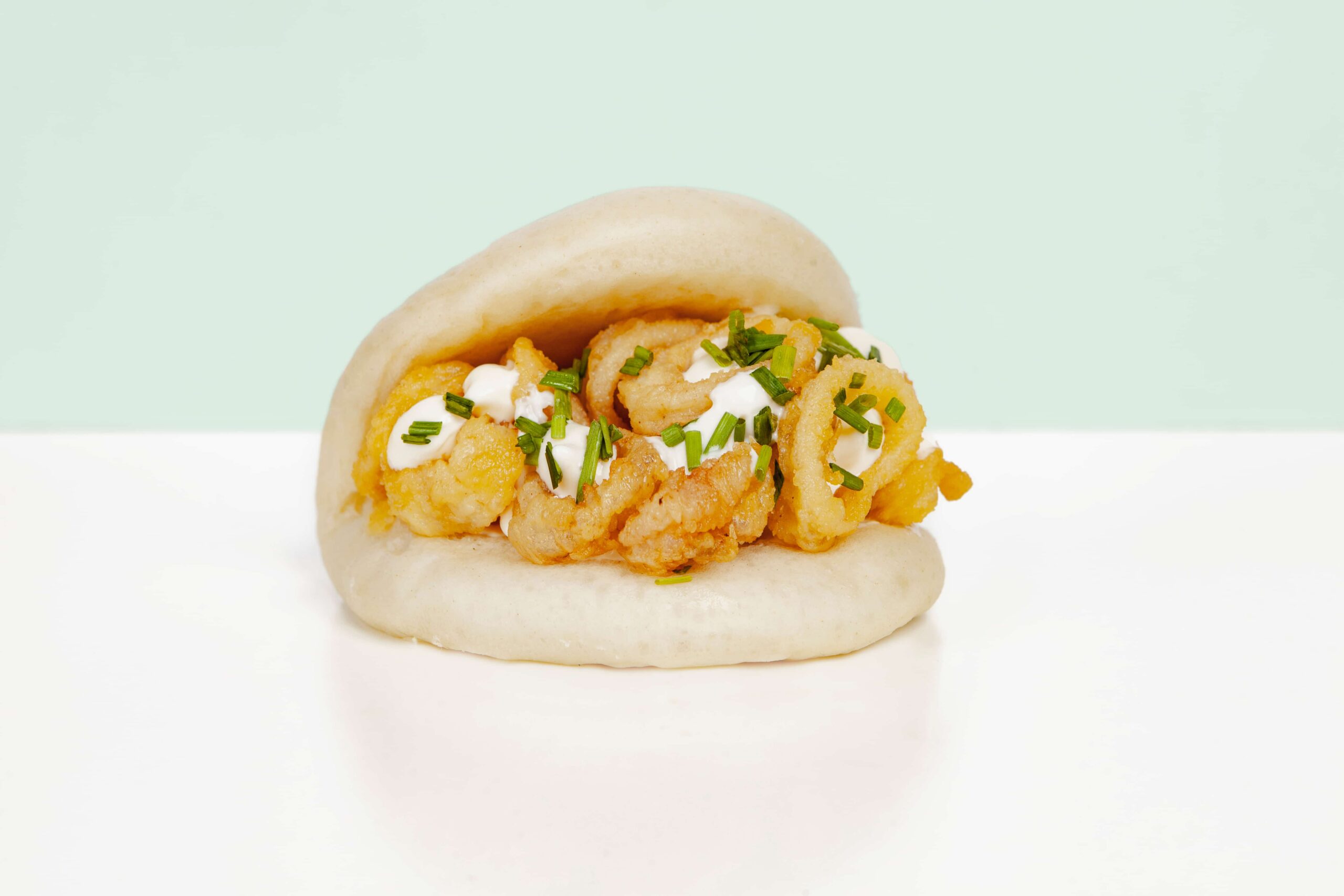 Pan Bao artesanal con tempura de calamares y mayonesa de lima